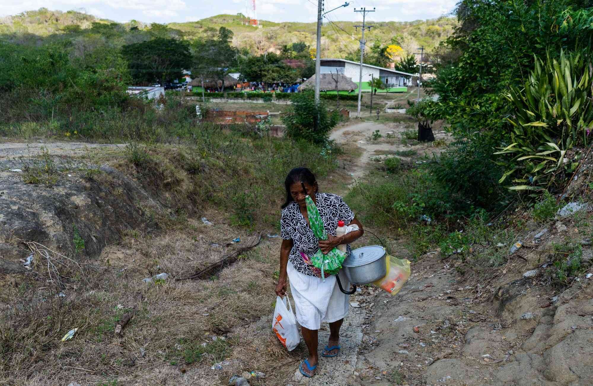 La señora Maria vende papas rellenas y chicharrón cada día en la Plaza de El Salado. Después de haber sido desplazada en dos ocasiones junto a su esposo y sus hijas a causa de la violencia confiesa que  ni el miedo y  ni la sosobra vivido en los últimos meses la haría salir por tercera vez de su hogar.
