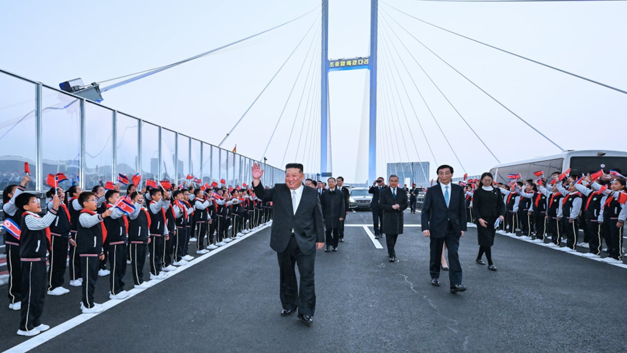 En esta fotografía difundida por la agencia de noticias Xinhua, el líder norcoreano Kim Jong Un (a la izquierda) aparece acompañado por Wang Huning, miembro del Comité Permanente del Partido Comunista de China (segundo desde la derecha), y por el ministro de Asuntos Exteriores chino, Wang Yi (tercero desde la derecha), durante una ceremonia de despedida en el nuevo puente sobre el río Yalu.