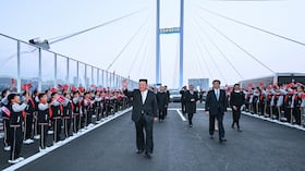 En esta fotografía difundida por la agencia de noticias Xinhua, el líder norcoreano Kim Jong Un (a la izquierda) aparece acompañado por Wang Huning, miembro del Comité Permanente del Partido Comunista de China (segundo desde la derecha), y por el ministro de Asuntos Exteriores chino, Wang Yi (tercero desde la derecha), durante una ceremonia de despedida en el nuevo puente sobre el río Yalu