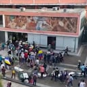 Indígenas tratan de ingresar a la fuerza a la Gobernación del Tolima.