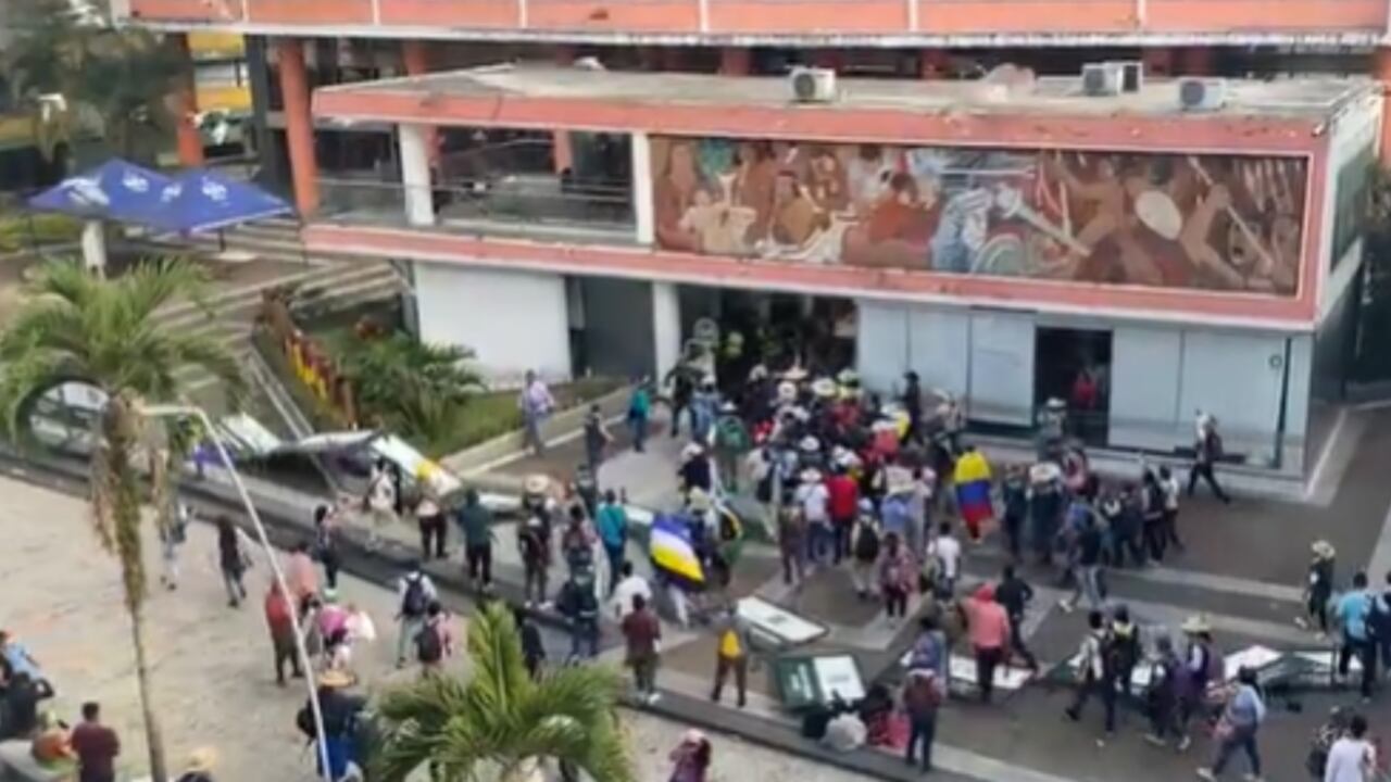 Indígenas tratan de ingresar a la fuerza a la Gobernación del Tolima.