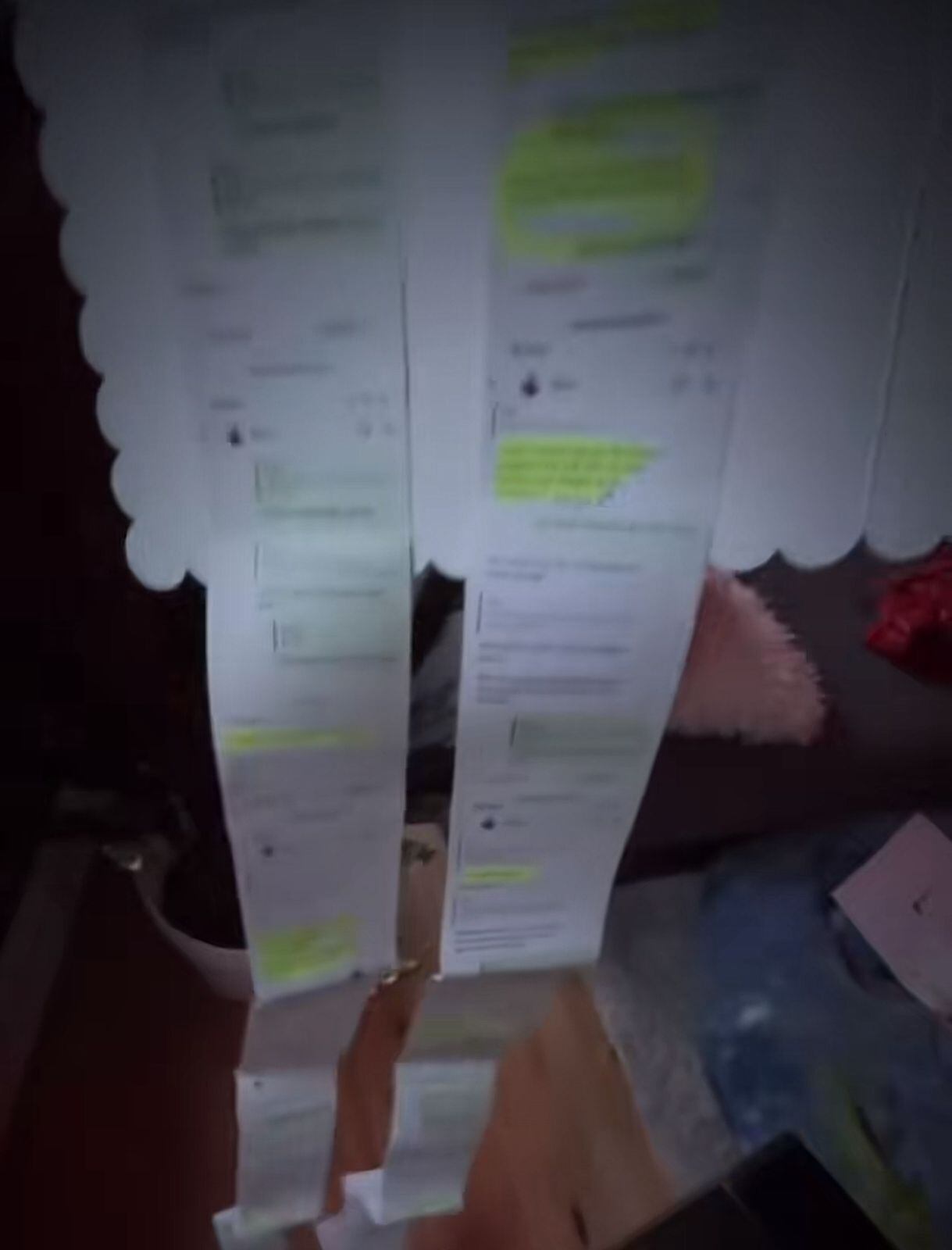 Melissa, devastada, le entregó la tarjeta en persona mientras él trabajaba detrás de una barra y salió furiosa antes de poder ver su reacción.