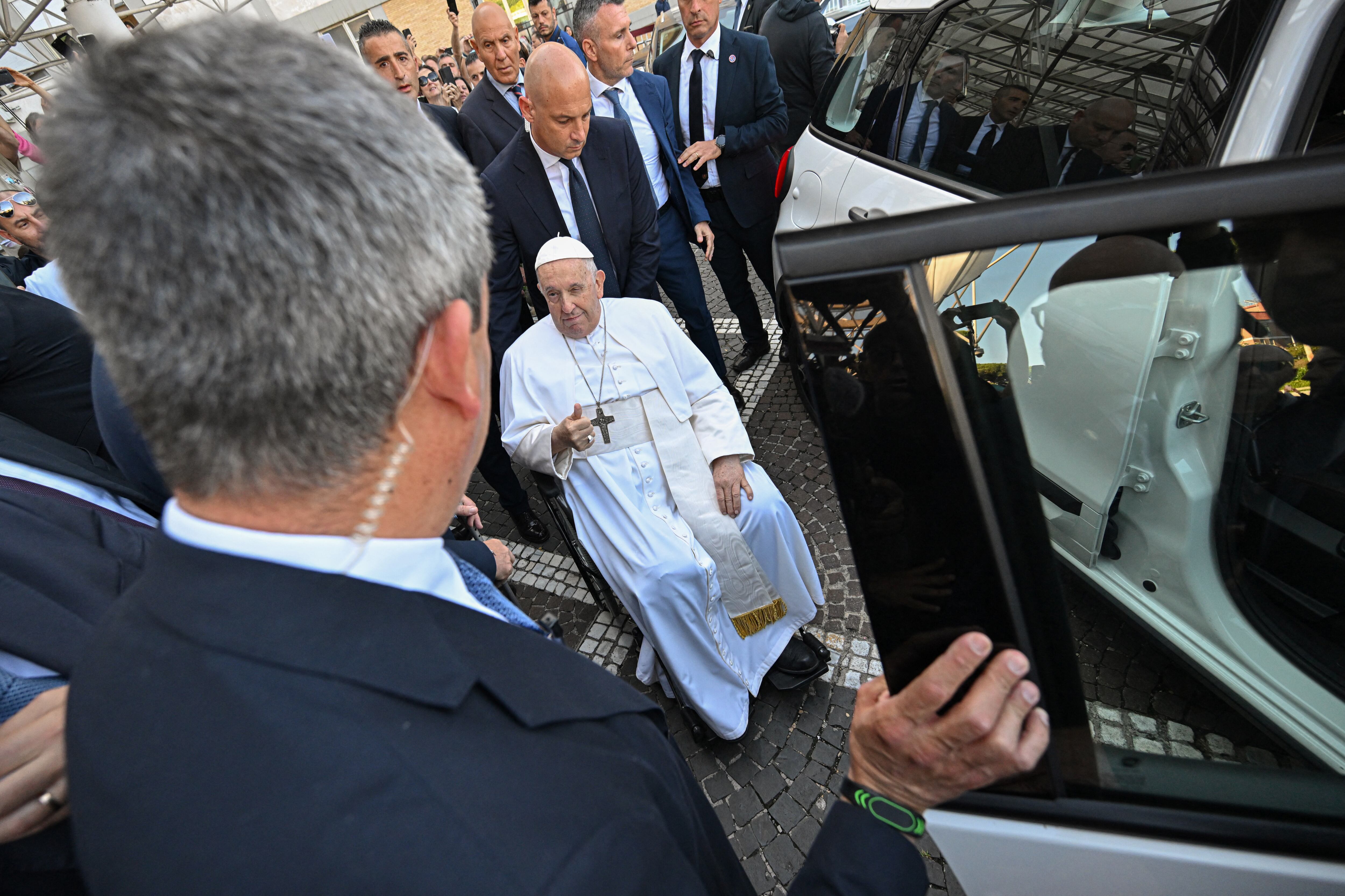 Al llegar al Vaticano en el coche Fiat 500 blanco que usa para sus desplazamientos, se detuvo un momento para saludar a los dos guardias suizos que custodiaban una de las entradas del Estado más pequeño del mundo. (Photo by Alberto PIZZOLI / AFP)