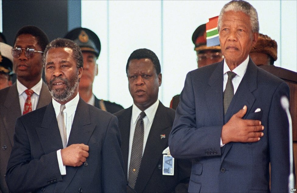 Mandela gobernó un periodo presidencial y en 1999 se convirtió en uno de los pocos líderes africanos que abandonaba el poder por decisión propia. Thabo Mbeki asumió la difícil tarea de suceder a Mandela en la presidencia del país y del ANC.