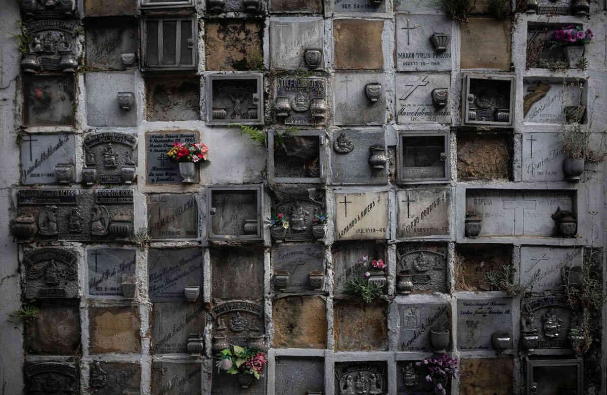 Los contenedores de 40 pies están siendo ubicados en los cementerios distritales que cuentan con hornos crematorios. Foto: Esteban Vega/SEMANA