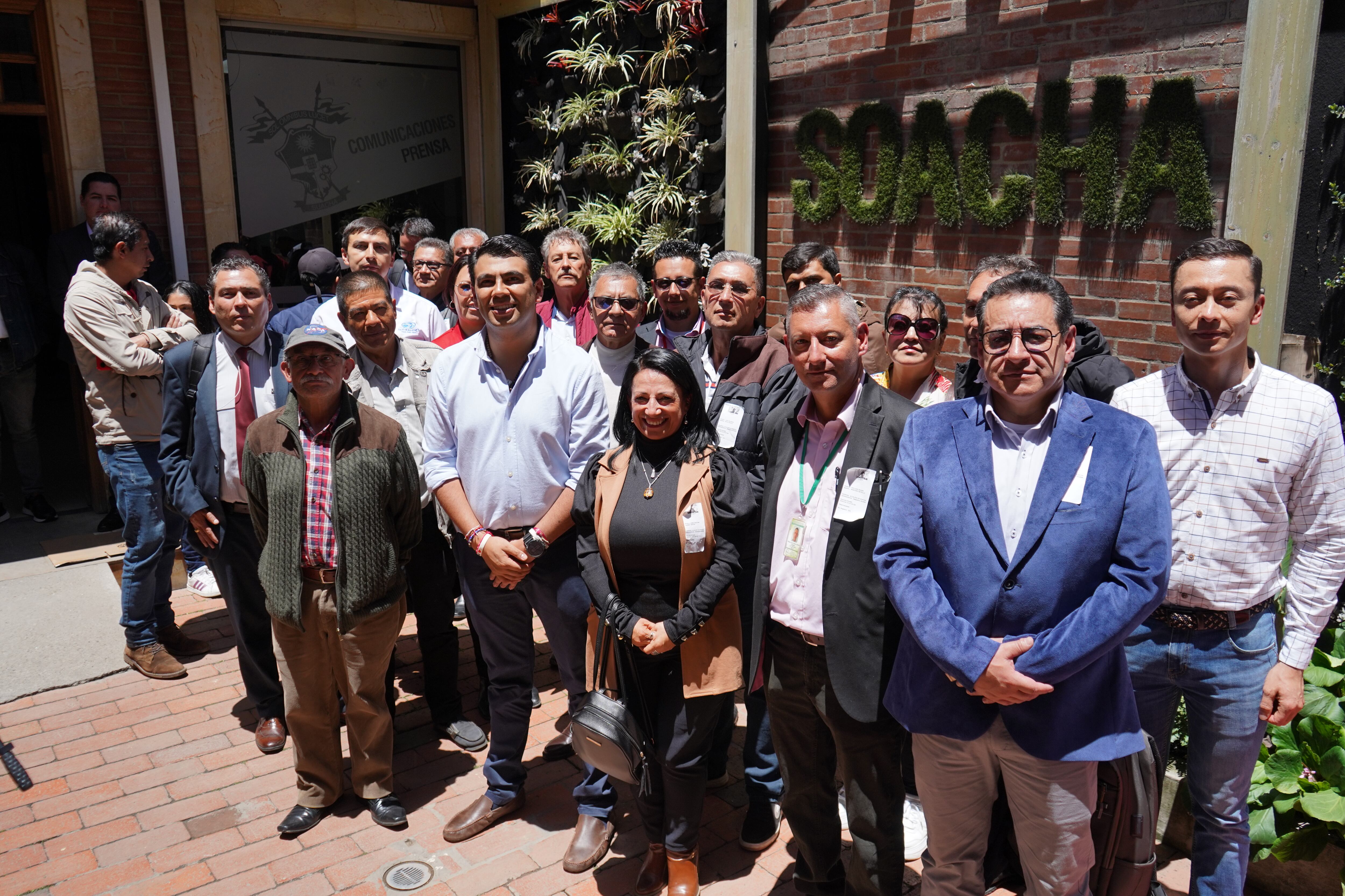 Alcalde Julián Sánchez ‘Perico’ con transportadores