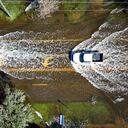 Vehículos circulan por las aguas de las inundaciones tras el paso del huracán Milton en el lago Maggiore, Florida, el 10 de octubre de 2024. Al menos 10 personas murieron después de que el huracán Milton.