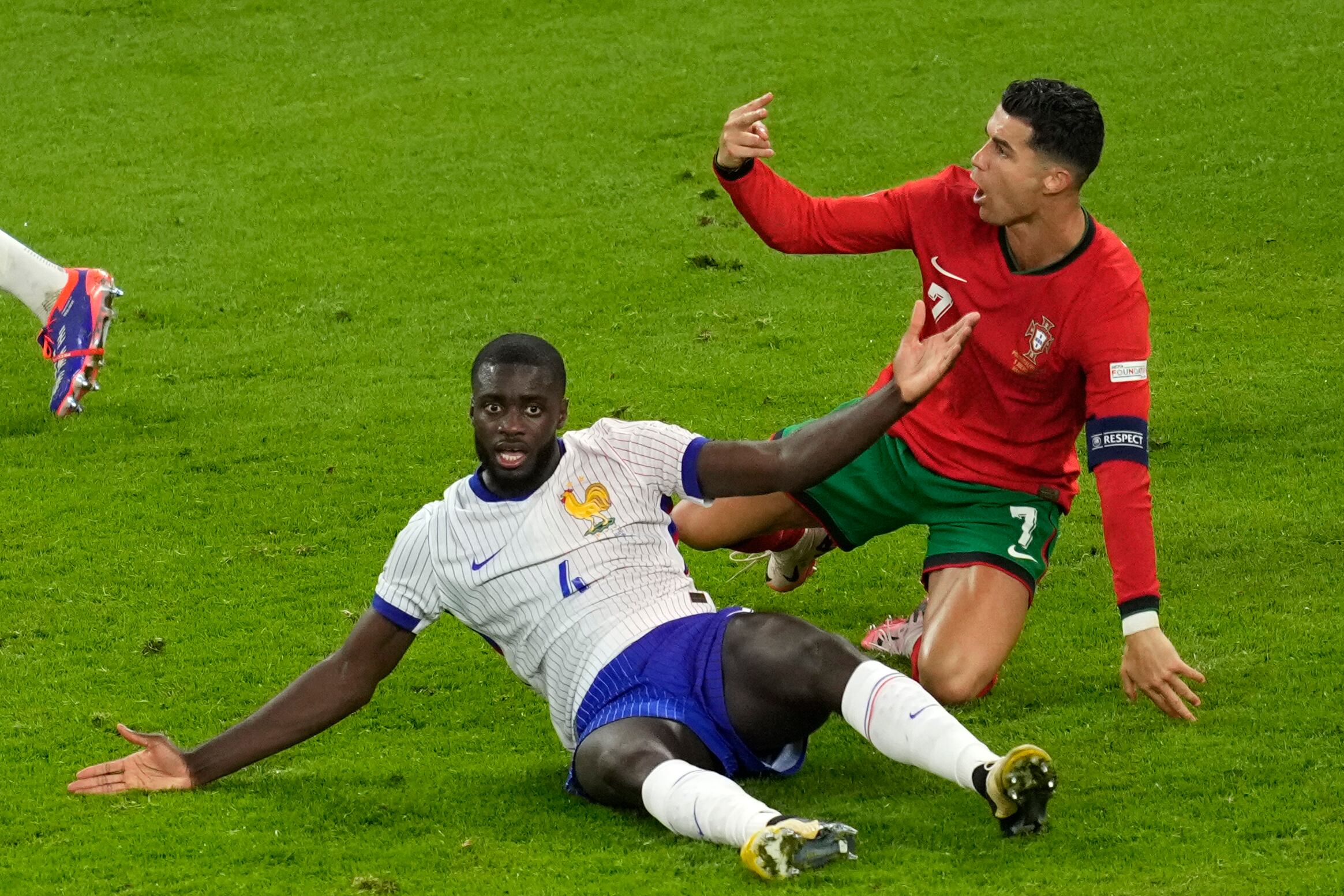El portugués Cristiano Ronaldo, a la derecha, es desafiado por el francés Dayot Upamecano, a la derecha, durante un partido de cuartos de final entre Portugal y Francia en el torneo de fútbol Euro 2024 en Hamburgo, Alemania, el viernes 5 de julio de 2024. (Foto AP/Darko Vojinovic)