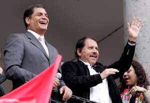 El presidente de Nicaragua, Daniel Ortega, ratificó su respaldo a Ecuador ante la crisis con Colombia, país que consideró como el principal foco de inestabilidad en la región. El tema colombiano fue uno de los puntos debatidos en la conversación sostenida con el mandatario ecuatoriano, Rafael Correa, resaltó Ortega en rueda de prensa en el Palacio de Carondelet (sede de la Presidencia).
Queremos la paz y estabilidad en la región y reconocemos el esfuerzo realizado por los gobernantes de Venezuela, Hugo Chávez, y de Ecuador, Rafael Correa, en tal sentido, pero Bogotá constituye hoy un foco desestabilizador, subrayó. El mandatario alertó sobre la doble moral del presidente colombiano.