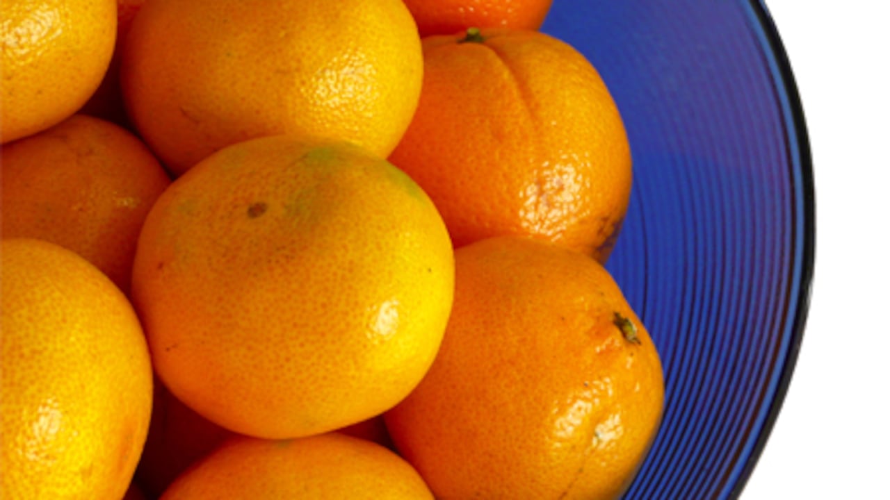 La naranja contiene flavonoides con efectos antioxidantes, antiinflamatorios y antitumorales, y limonoides, una sustancia anticancerígena.