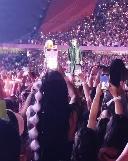 Karol G y Ryan Castro cantan su popular canción 'Un noche en Medellín'