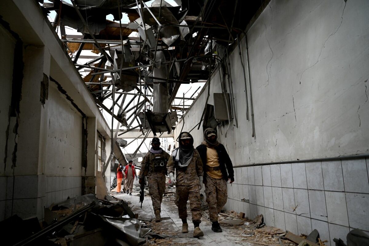 Personal de seguridad talibán camina por el lugar tras los ataques aéreos pakistaníes contra el Hospital de Tratamiento de Adicciones Omid en Kabul.