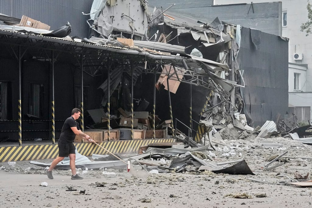 Un trabajador postal retira escombros en el almacén de correos de Nova Poshta, dañado tras ataques con misiles rusos en Kiev, Ucrania, el miércoles 5 de agosto de 2026. (Foto AP/Efrem Lukatsky)