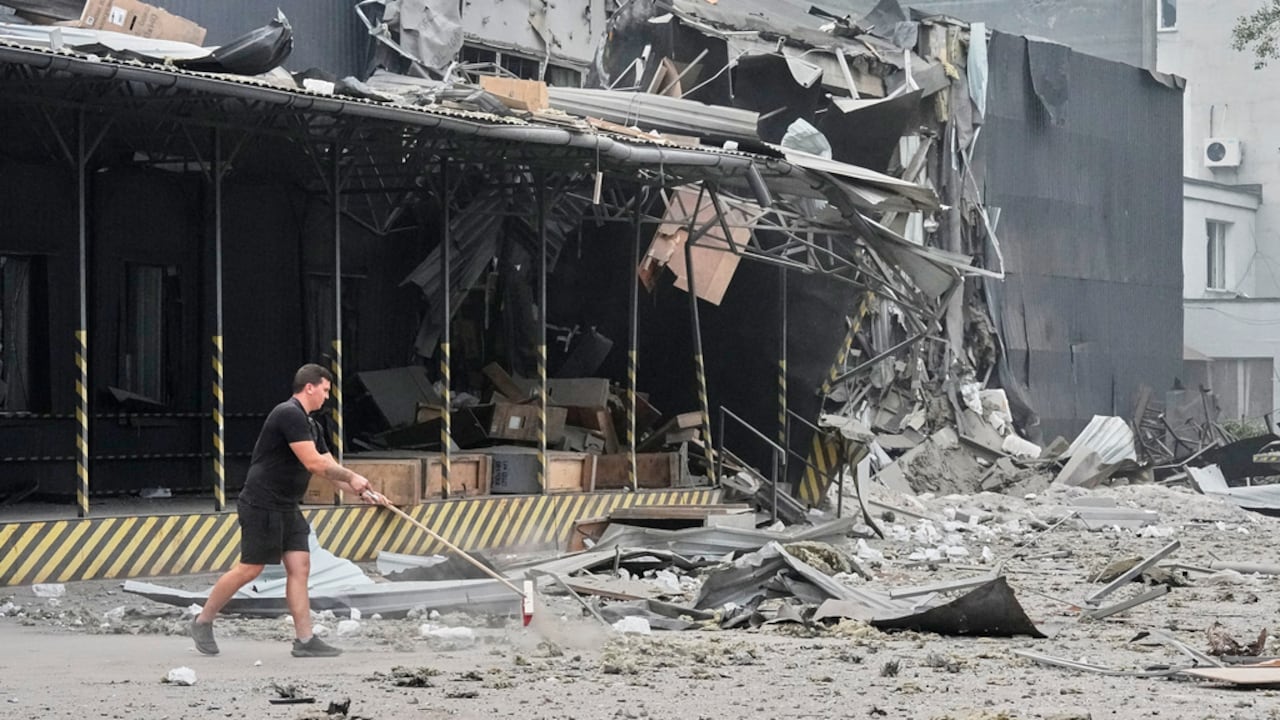 Un trabajador postal retira escombros en el almacén de correos de Nova Poshta, dañado tras ataques con misiles rusos en Kiev, Ucrania, el miércoles 5 de agosto de 2026. (Foto AP/Efrem Lukatsky)