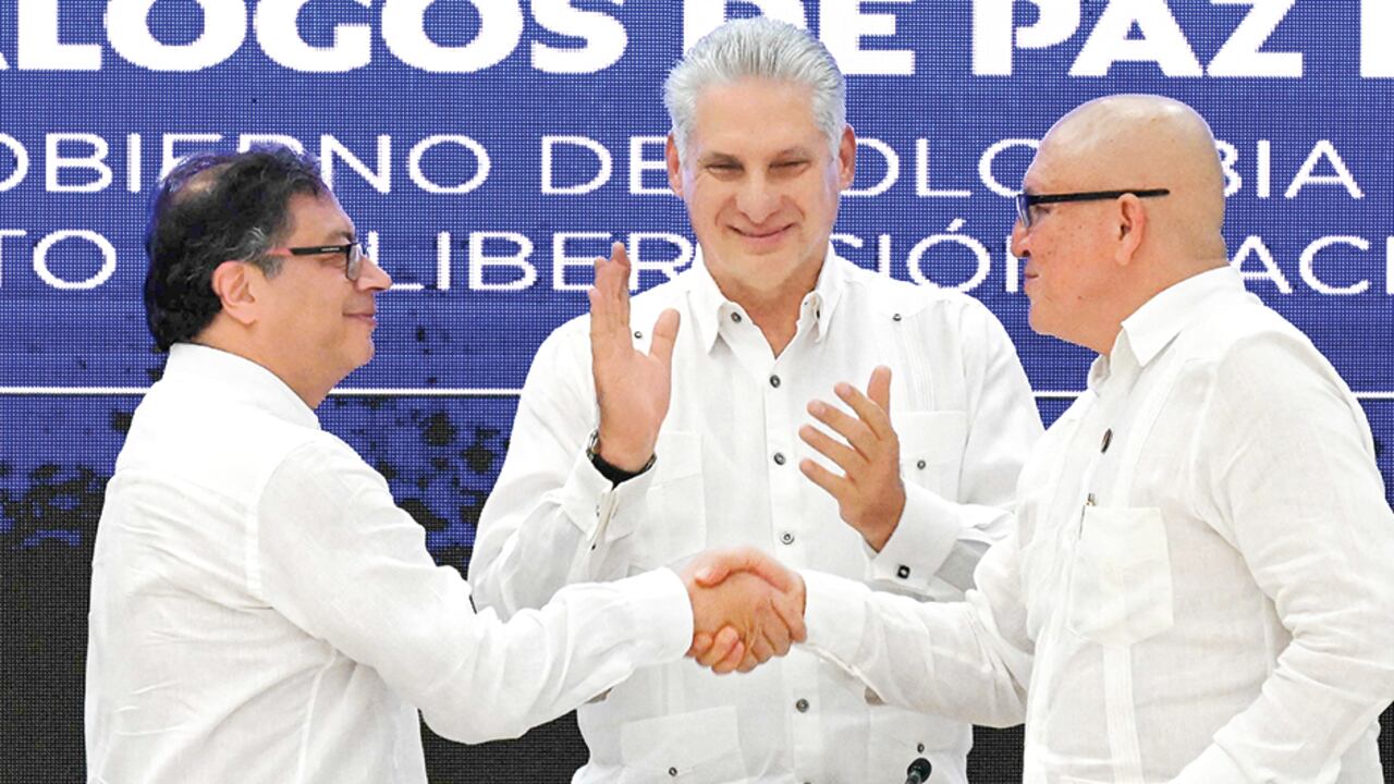 En la foto, el presidente Gustavo Petro (izq.); el presidente de Cuba, Miguel Díaz-Canel (centro), y el primer comandante del ELN, Antonio García, tras la firma del cese al fuego.