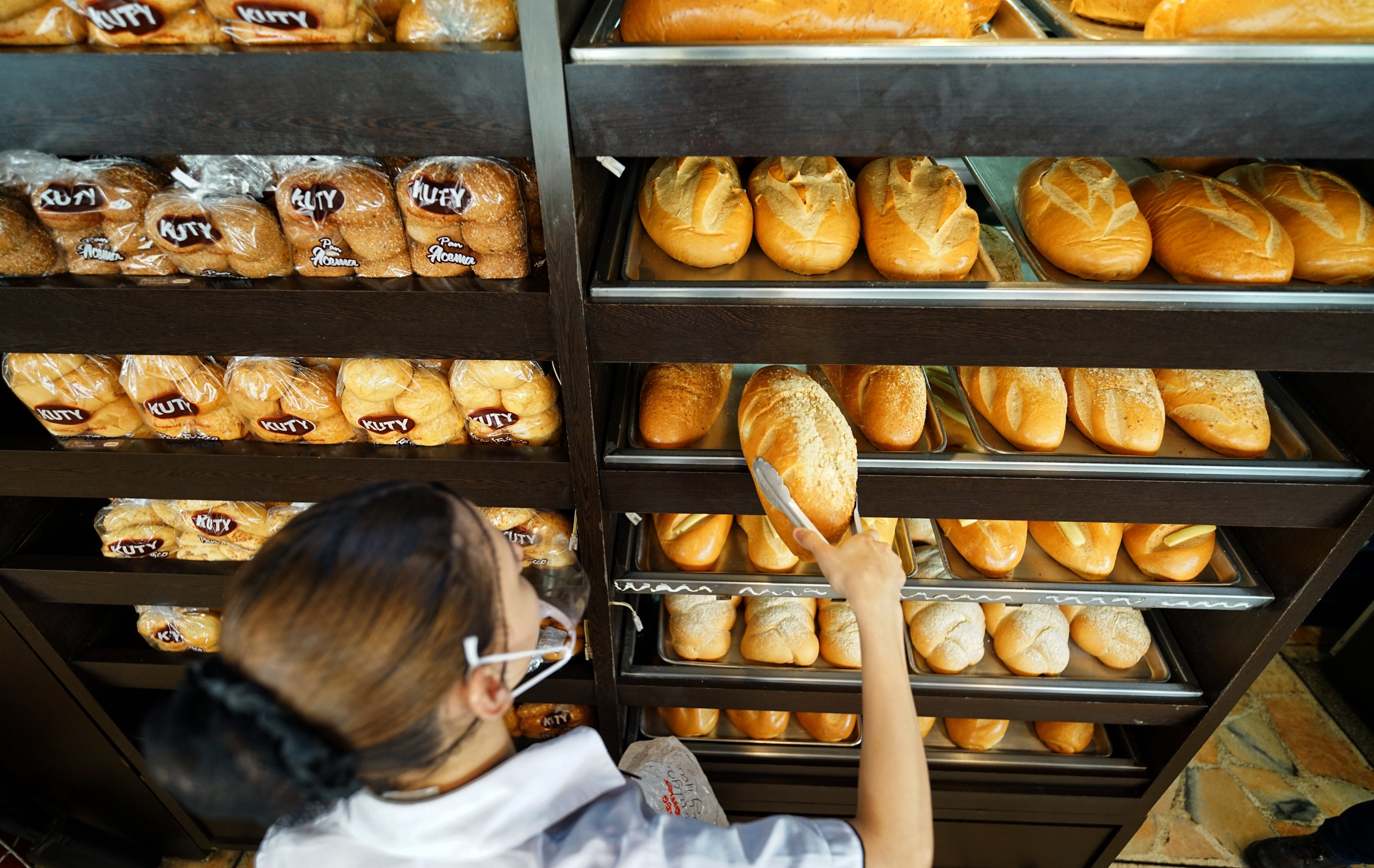 Pese a que en muchas ciudades de Colombia hay panaderías en cada esquina, el consumo de este producto tradicional se ha mantenido estable en los últimos años. Foto Jorge Orozco.