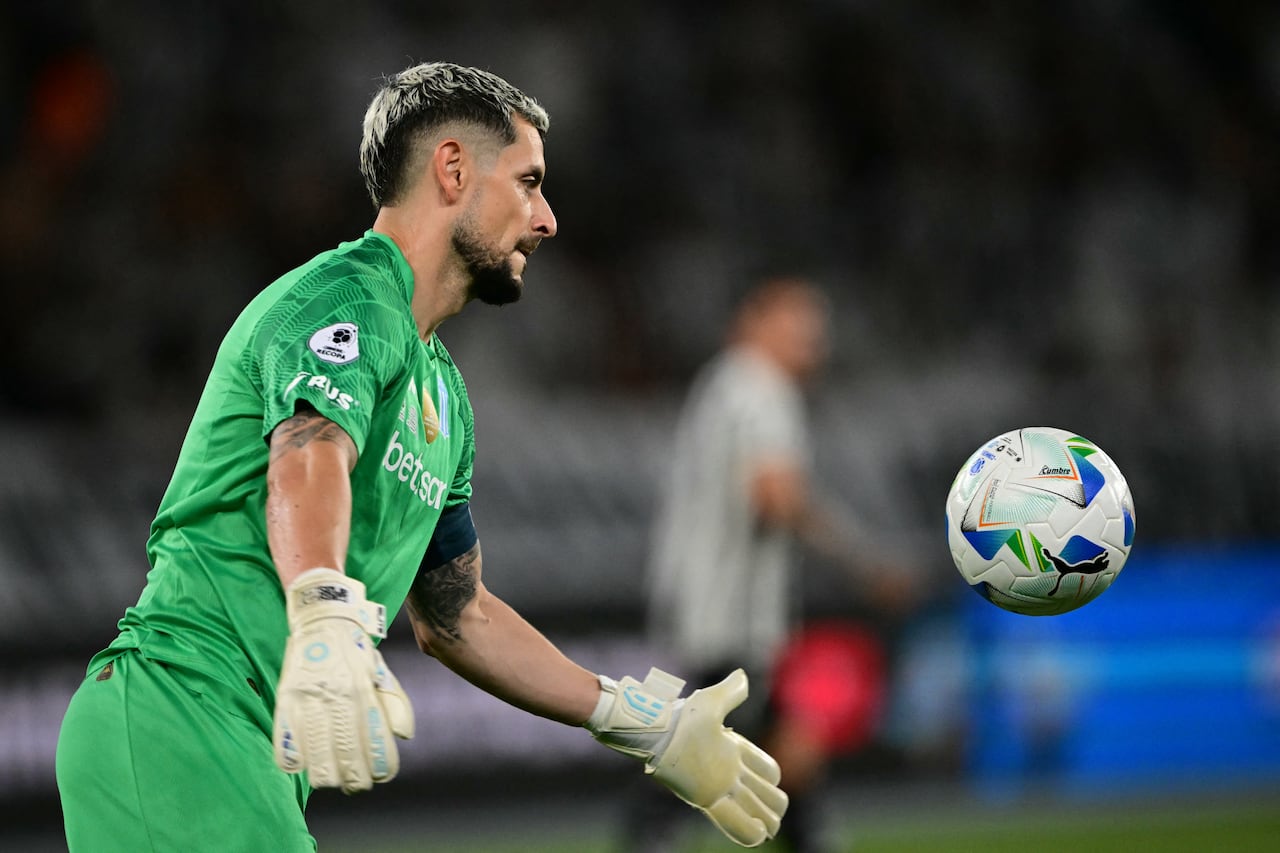 Racing's Chilean goalkeeper #21 Gabriel Arias eyes the ball during the Recopa Sudamericana second leg final football match between Brazil's Botafogo and Argentina's Racing at the Nilton Santos Olympic Stadium in Rio de Janeiro, Brazil, on February 27, 2025. (Photo by Mauro PIMENTEL / AFP)