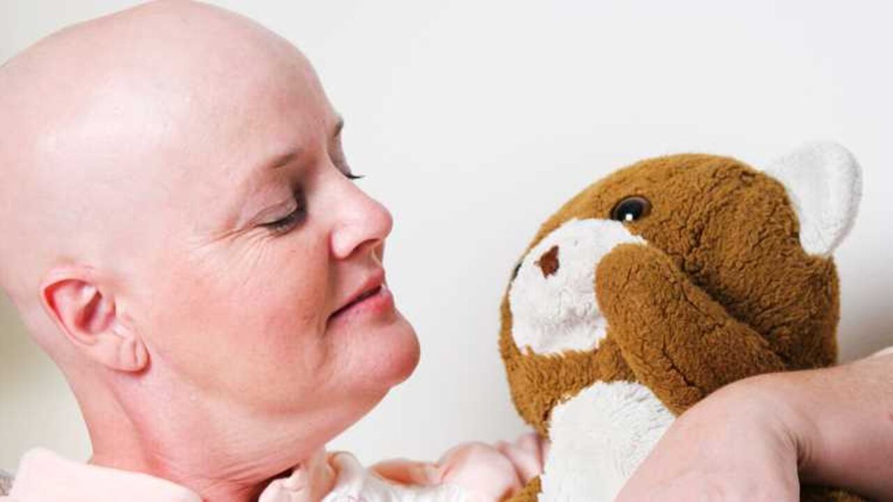 Los investigadores encontraron que más de la mitad de las pacientes con cáncer de mama en etapas iniciales que usaron estos gorros, conservaron por lo menos la mitad de su cabellera