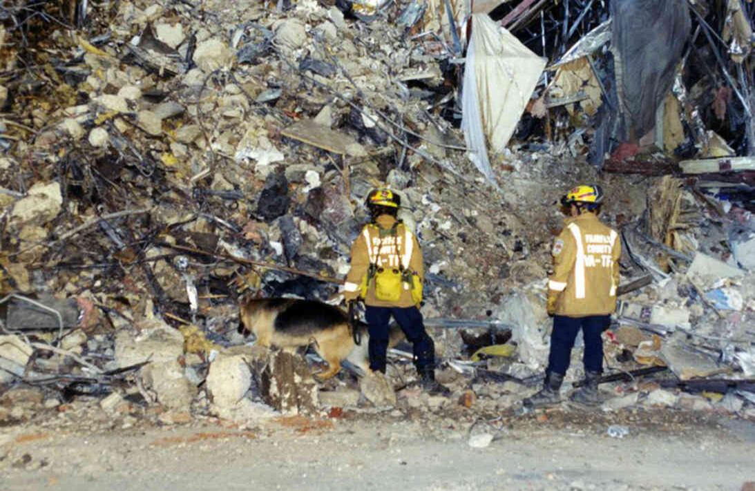 Bomberos junto a los escombros. A escondidas de sus secuestradores, dos pasajeros lograron realizar llamadas telefónicas para contactar personas en tierra. Foto: FBI