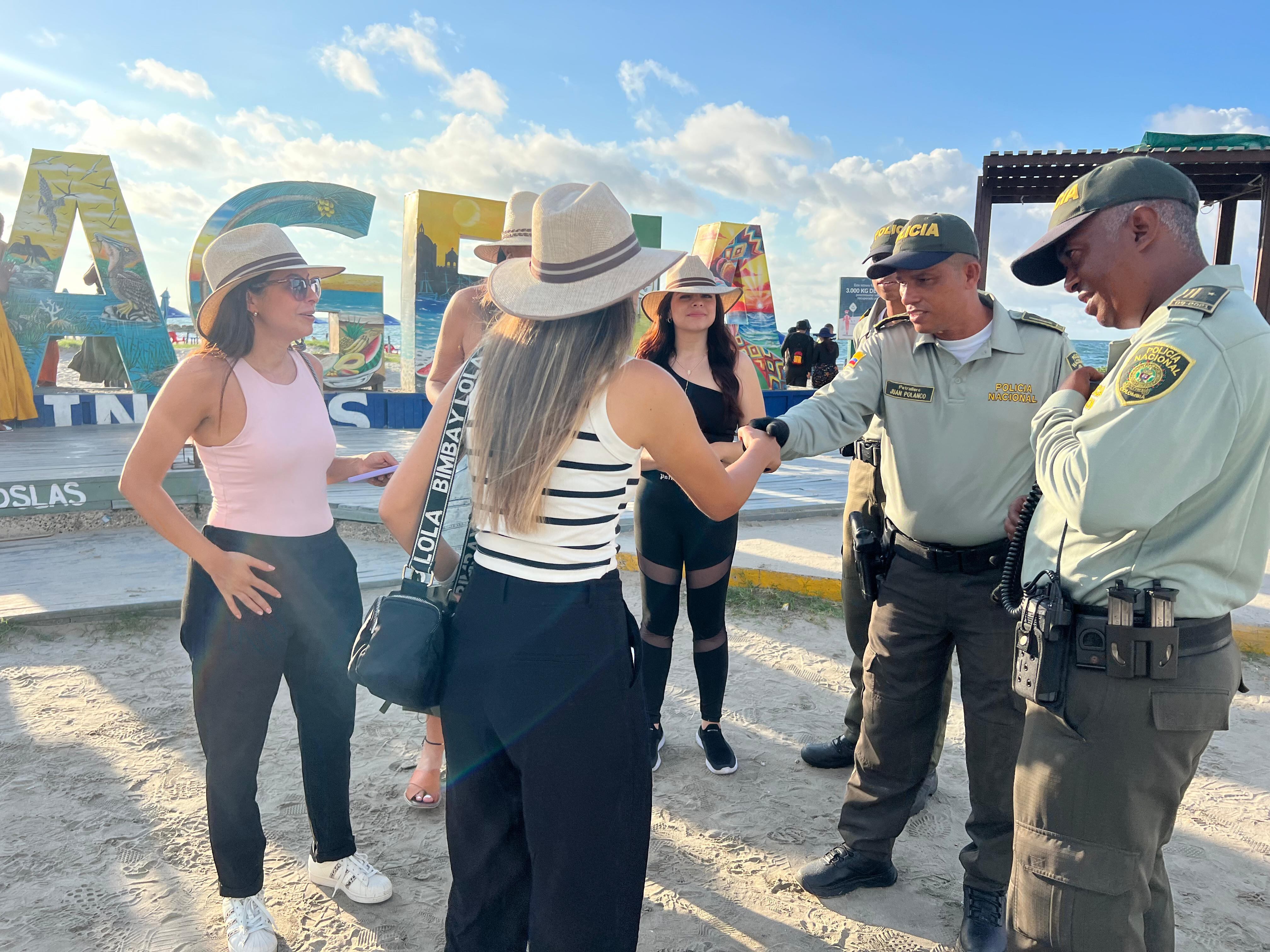 Policías con turistas en Cartagena.