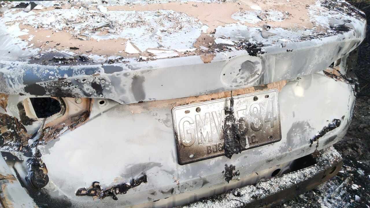 El carro fue encontrado incinerado en pérdida total.