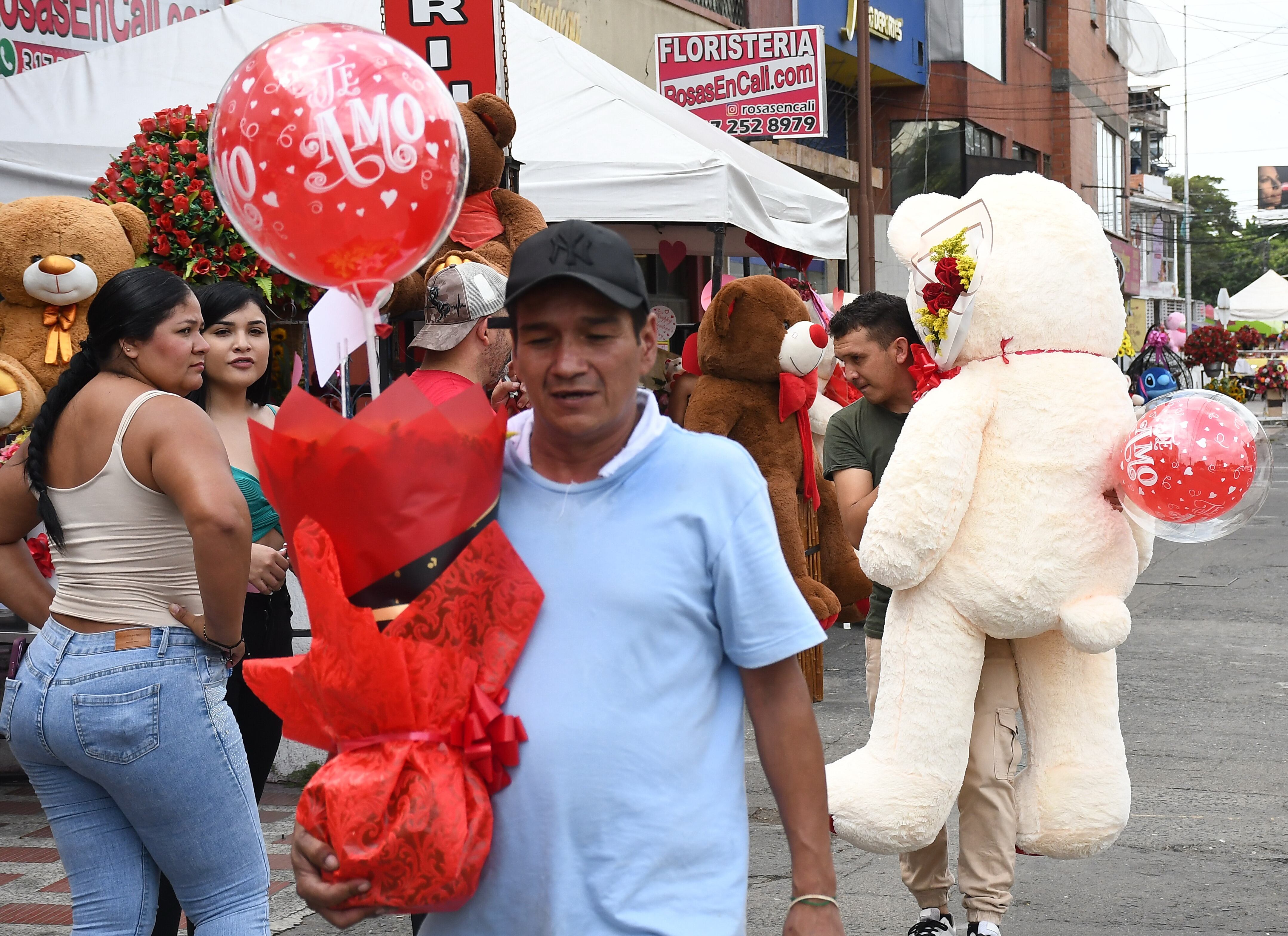 Cali: El comercio en Cali  se prepara con diferentes estrategias para la celebración del día del amor y amistad.  Foto José L Guzmán. EL País