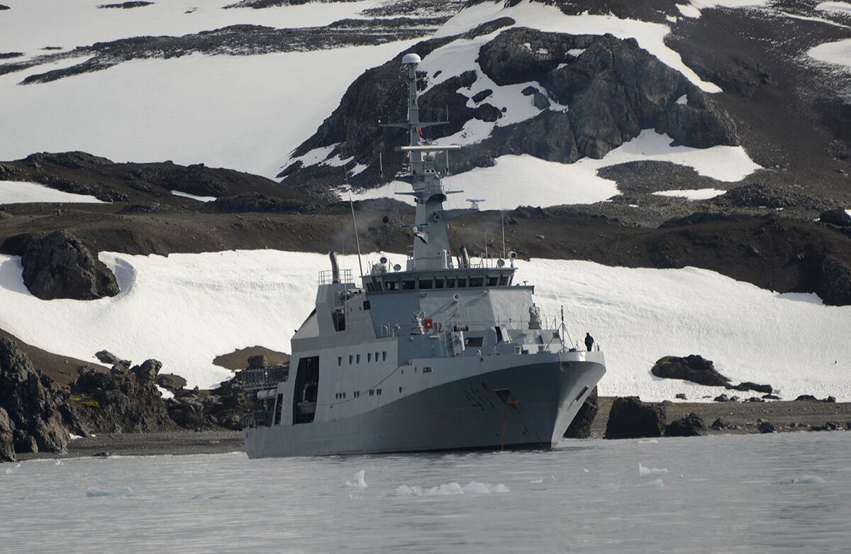 La tripulación debió pasar Navidad en las costas del Perú y Año Nuevo en el mar de Chile. En una de las bases internacionales de la Península recibieron la visita de altos funcionarios del gobierno, antes de emprender el regreso a Cartagena. Foto: Armada Nacional de Colombia