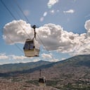 Teleférico de Medellín con la ciudad al fondo en un día soleado. Medellín Colombia