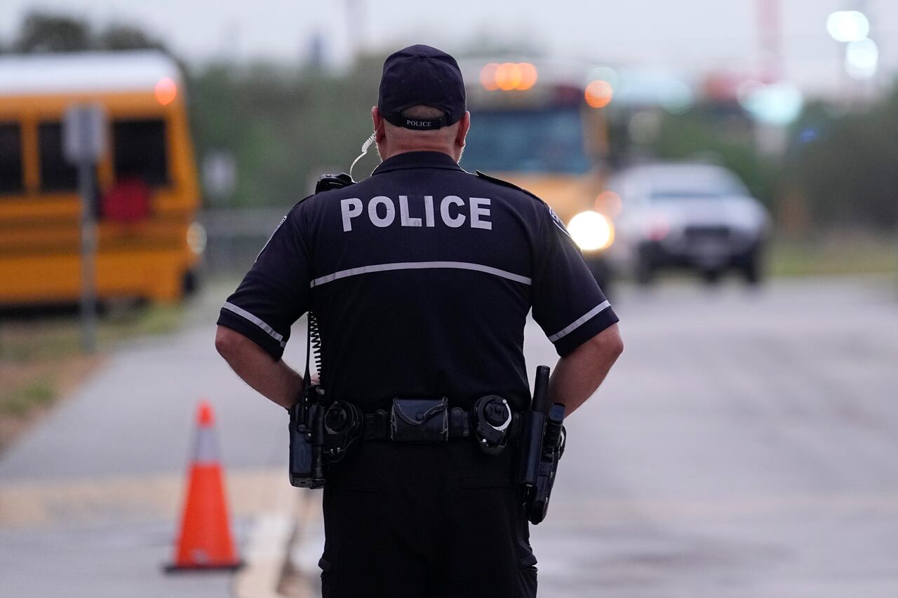 La mayoría de los distritos escolares de Texas dicen que no pueden cumplir con una nueva ley que exige oficiales armados en todos los campus. El mandato fue uno de los actos más importantes de los legisladores republicanos tras el tiroteo en la escuela de Uvalde en 2022 que mató a 19 niños y dos maestros. (Foto AP/Eric Gay)