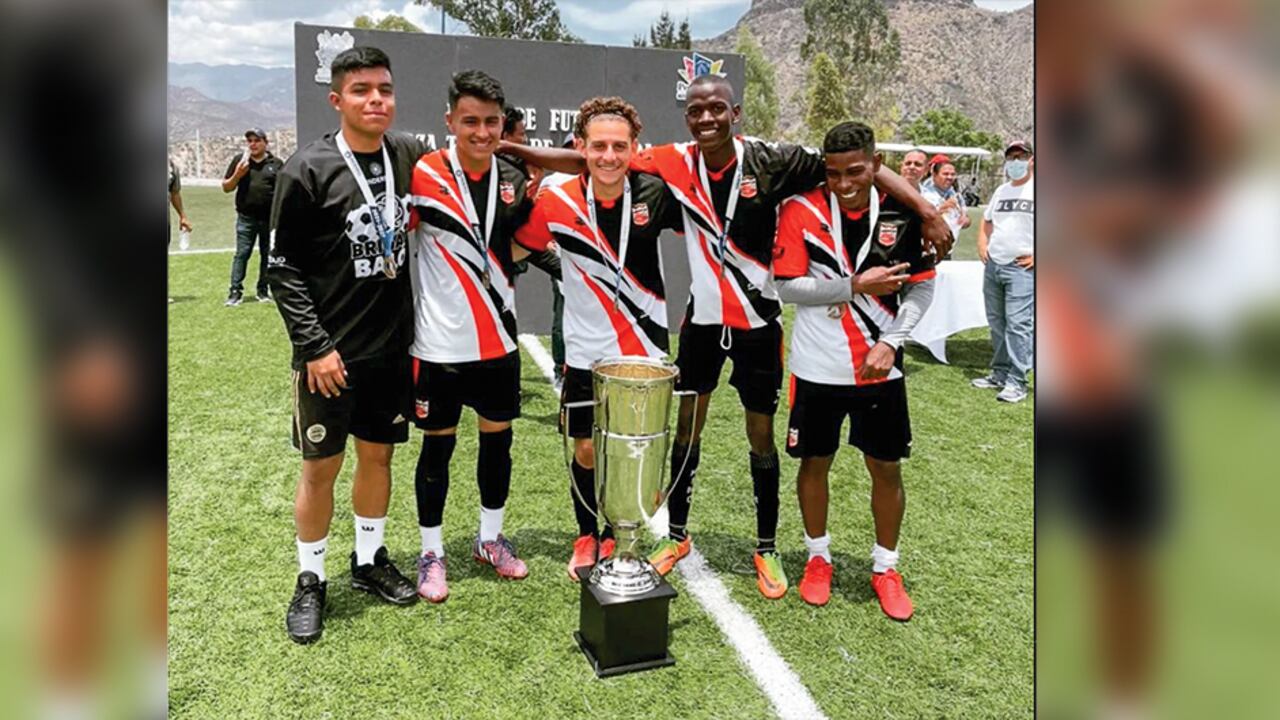 Debutar como profesional en Ecuador, Perú, Bolivia, México y Envigado son las falsas promesas que le han hecho a Jhonatan. A partir del primero de octubre, la Fifa exigirá de nuevo la licencia a los agentes de fútbol para legitimar su trabajo y evitar engaños.
