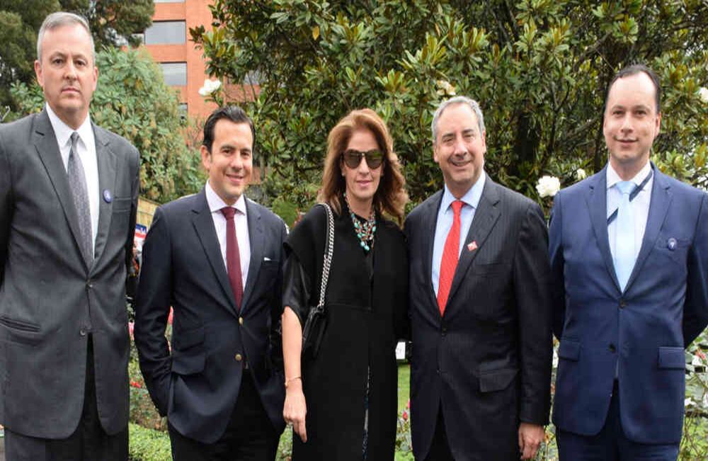 Alfonso Cajiao, Rodrigo Lara, Tita Piedrahíta, Carlos Enrique Cavelier y Carlos Augusto Oviedo.