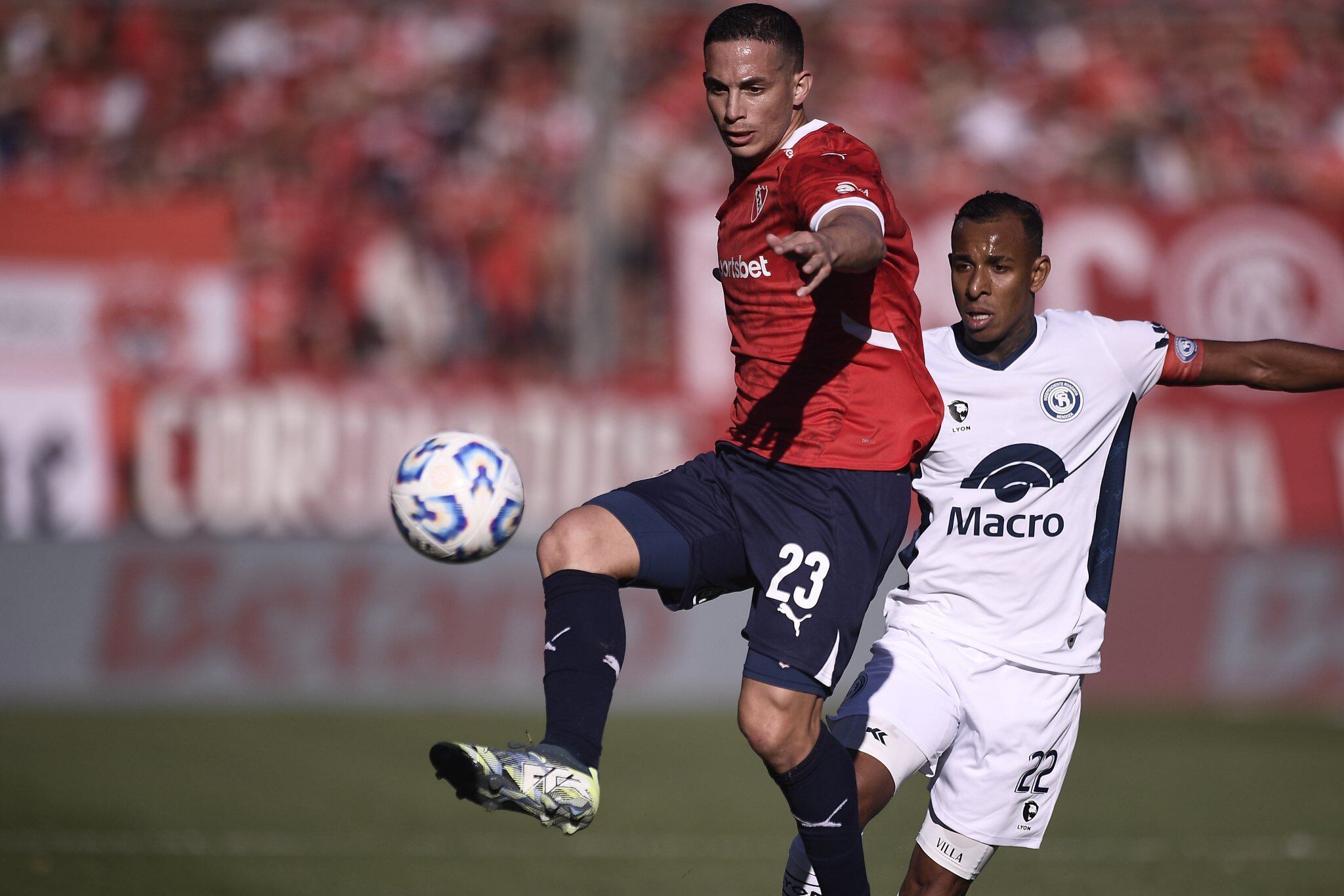 El Colombiano Sebastián Villa (der.) jugó con Independiente Rivadavia ante Independiente de Avellaneda.