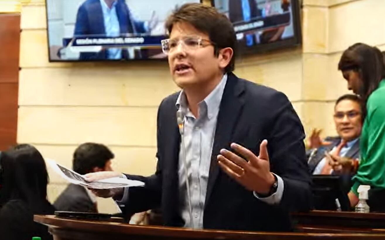“El único responsable de la crisis de seguridad y del empoderamiento desbordado de la criminalidad es @petrogustavo  y su incapaz Ministro de Defensa”, señaló en su cuenta de X acompañado del video en el que dura su intervención 17 minutos ante el Senado.