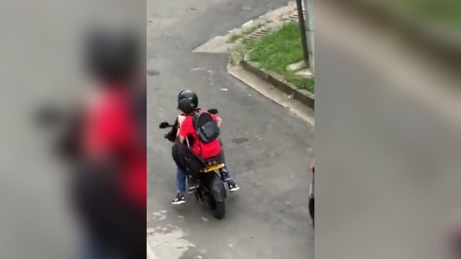 Los ladrones levantaron la placa de la motocicleta para evitar su identificación.