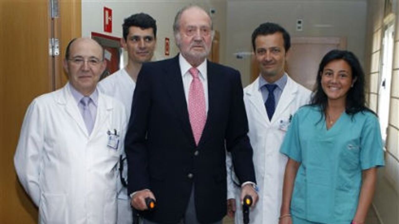 El rey Juan Carlos de España posa con el equipo médico que lo atendió en un centro asistencial de Madrid, justo antes de su salida el domingo.