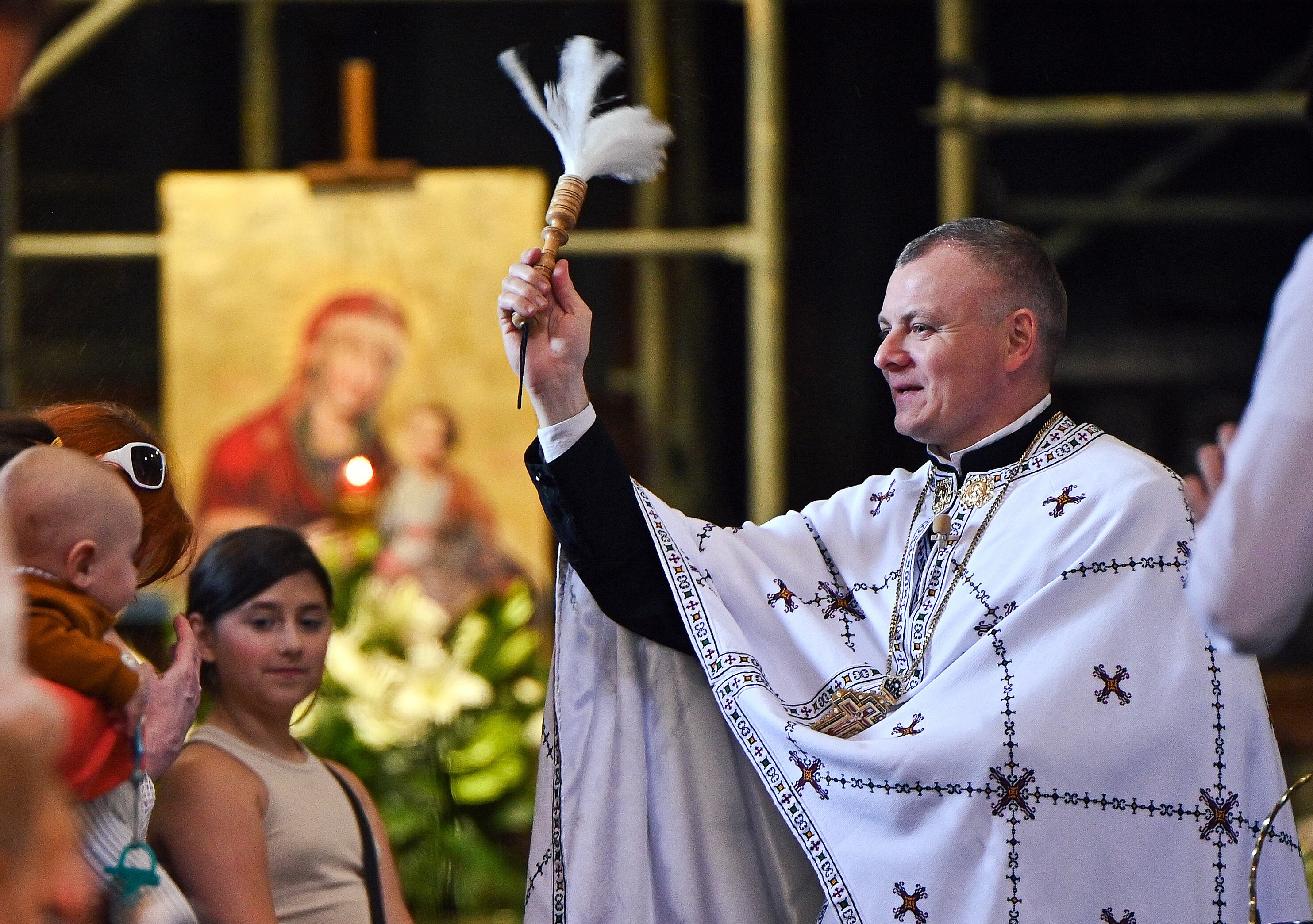 Esta es la forma correcta de utilizar el agua bendita.