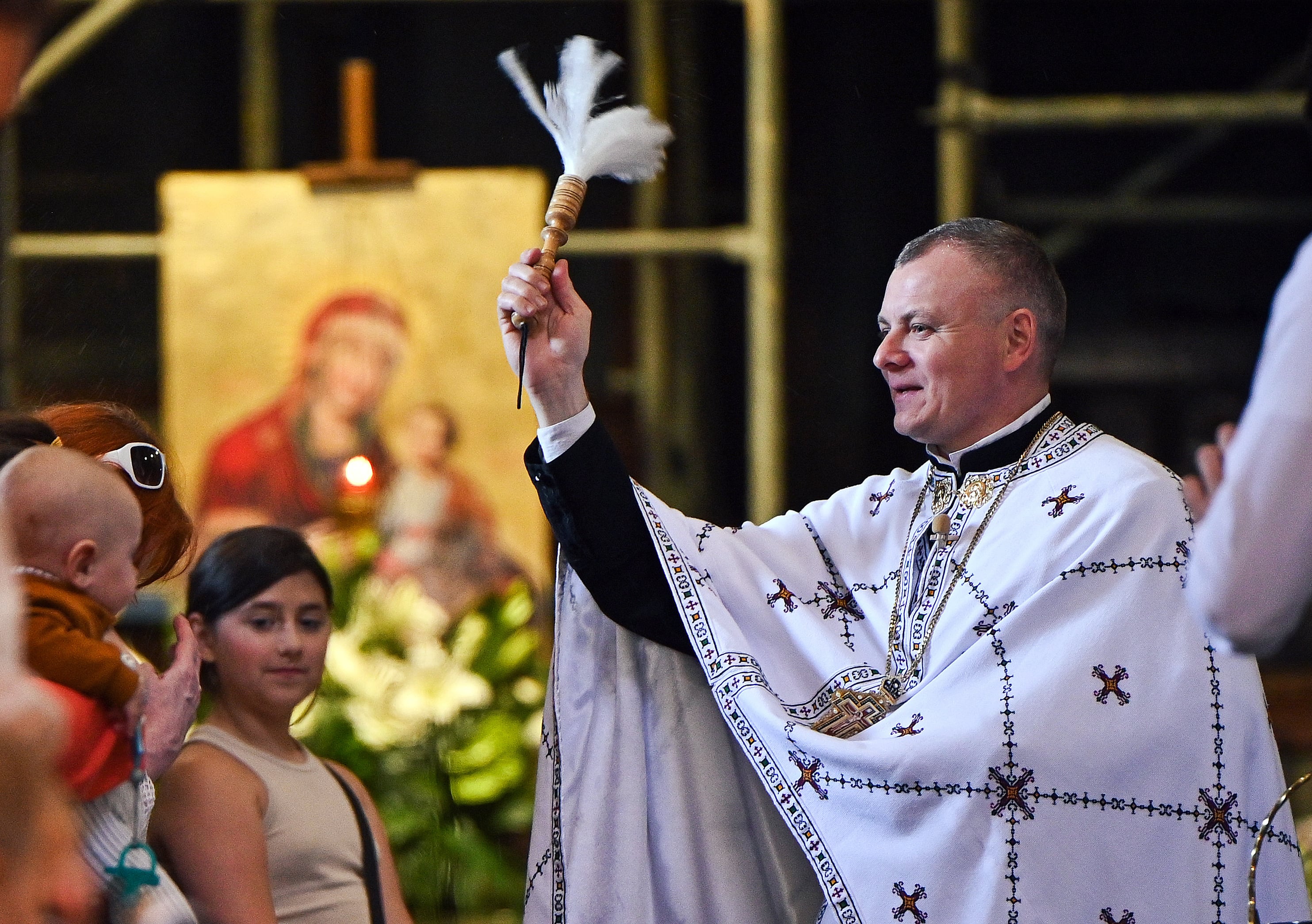Esta es la forma correcta de utilizar el agua bendita.