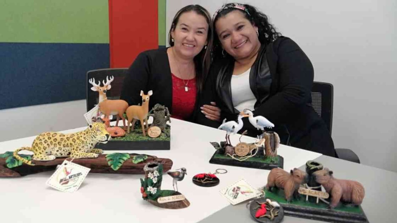 Maricel García y Flor María Rincón son dos de las emprendedoras que hacen parte del programa Sacúdete. Foto: Mauricio Ochoa Suárez/Semana