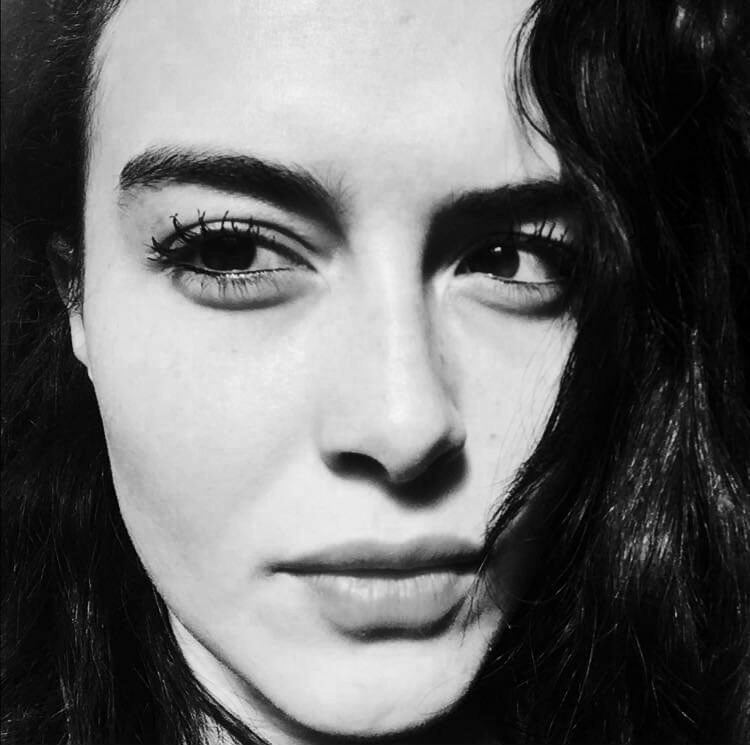 Realizadora audiovisual y montajista, gestora de Arrebato, un proyecto de Cineclubismo bogotano que ha organizado diferentes temáticas entorno a la visualización de cine de terror y sus diferentes subgéneros.