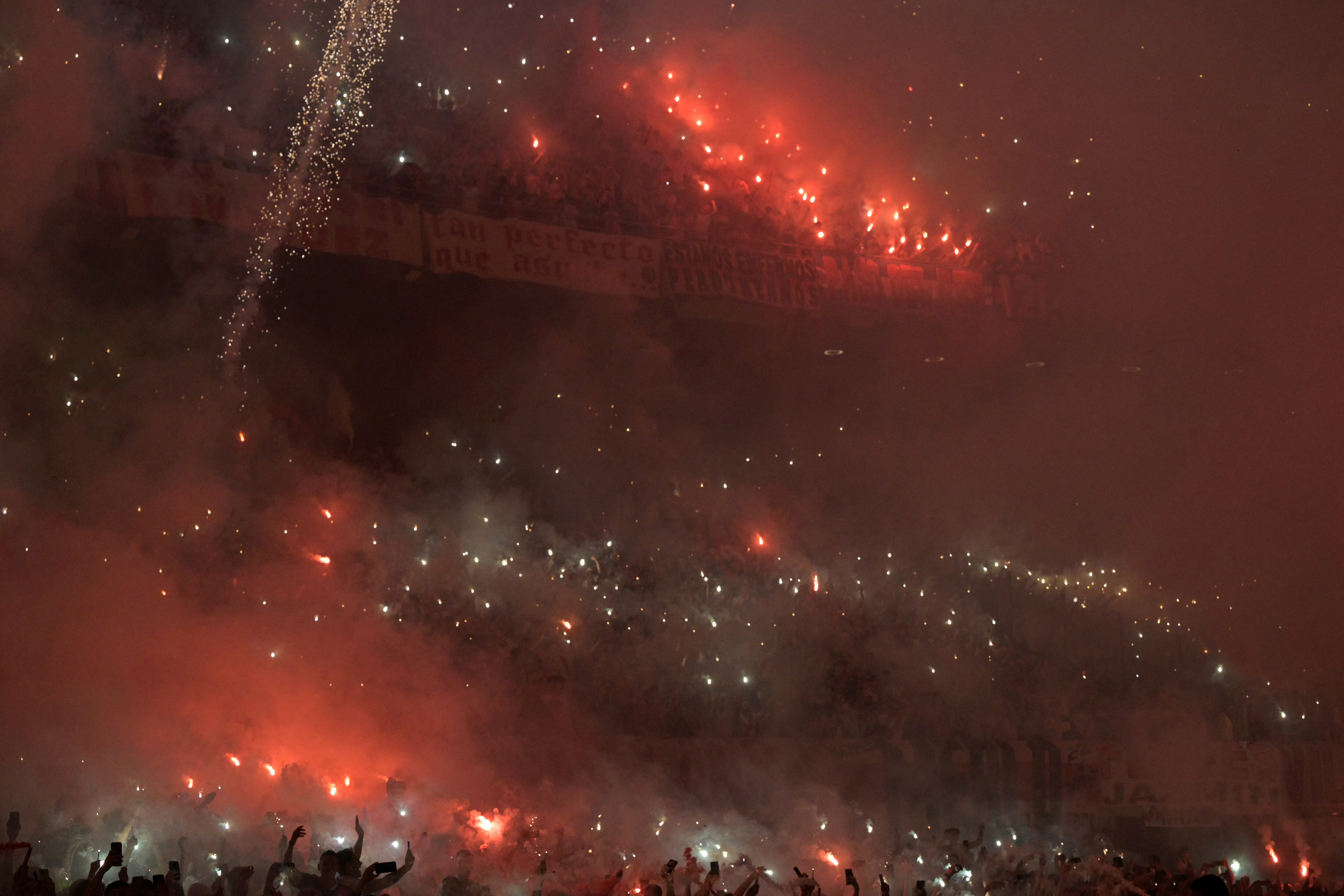 Hinchada de River Plate recibiendo a su equipo.