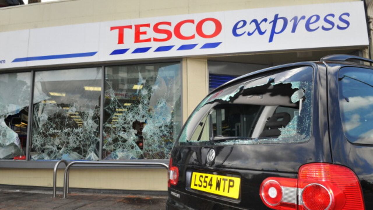 Los saqueos esporádicos, los incendios provocados y los enfrentamientos con la policía en Liverpool, Birmingham y Bristol. (Foto de Jim Dyson/Getty Images)