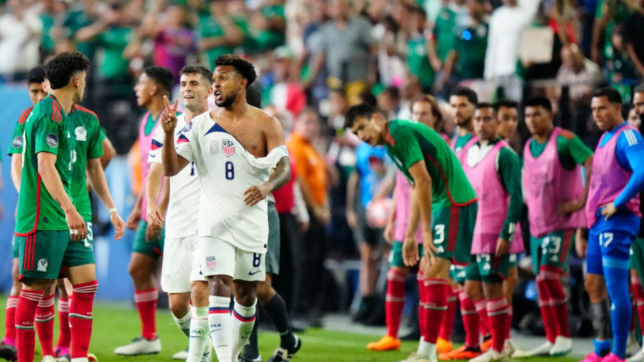 Weston McKennie saliendo del campo de juego tras la 'trifulca' con los jugadores mexicanos.