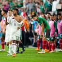 Weston McKennie saliendo del campo de juego tras la 'trifulca' con los jugadores mexicanos.