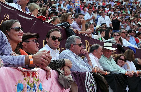 De gafas oscuras mirando a la cámara, Felipe Negret empresario de la Plaza de Toros La Santamaría 