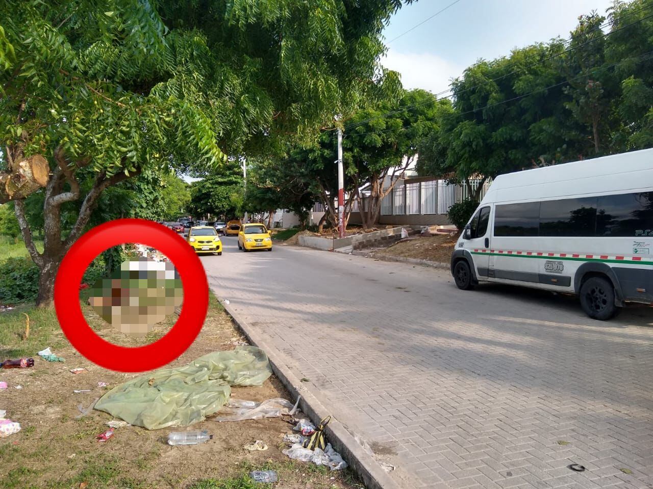 Los vecinos del sector de La Playa en Barranquilla le piden a la Alcaldía atender de manera urgente a un adulto mayor que habita en por la calles de la ciudad.