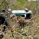 Los uniformados lograron salir con heridas leves del vehículo.