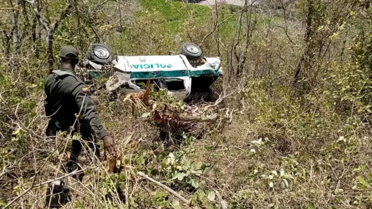 Los uniformados lograron salir con heridas leves del vehículo.
