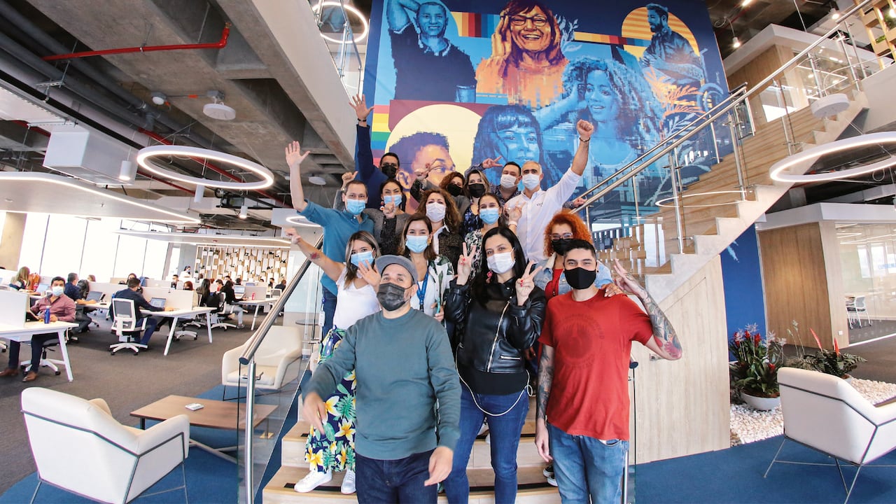 En Colombia, Tigo adelanta el programa Mujeres Conectadas, el cual impactó a más de 34.000 mujeres en diferentes regiones del país en 2021.