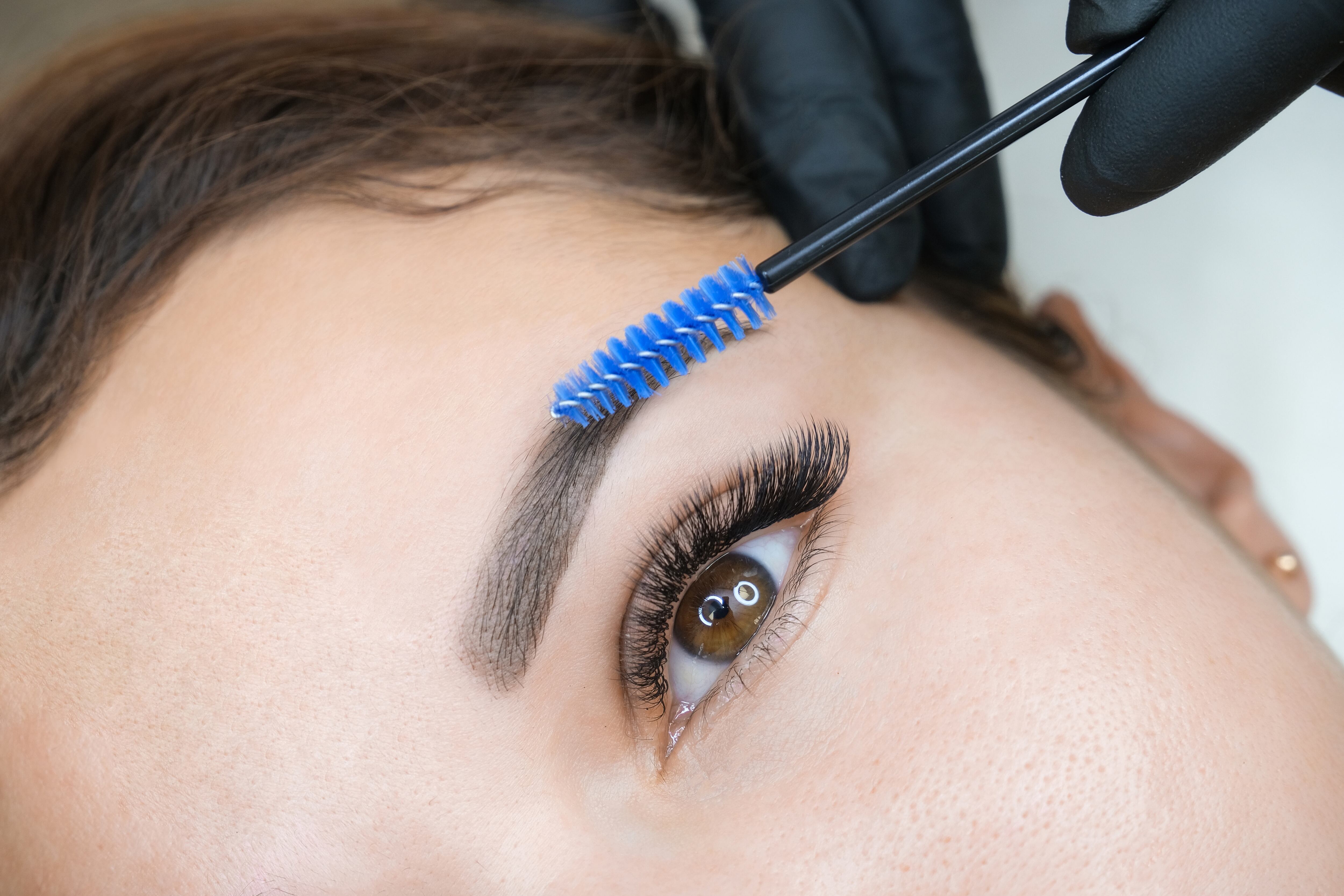 Laminar las cejas permite que se mantengan intactas todo el día.