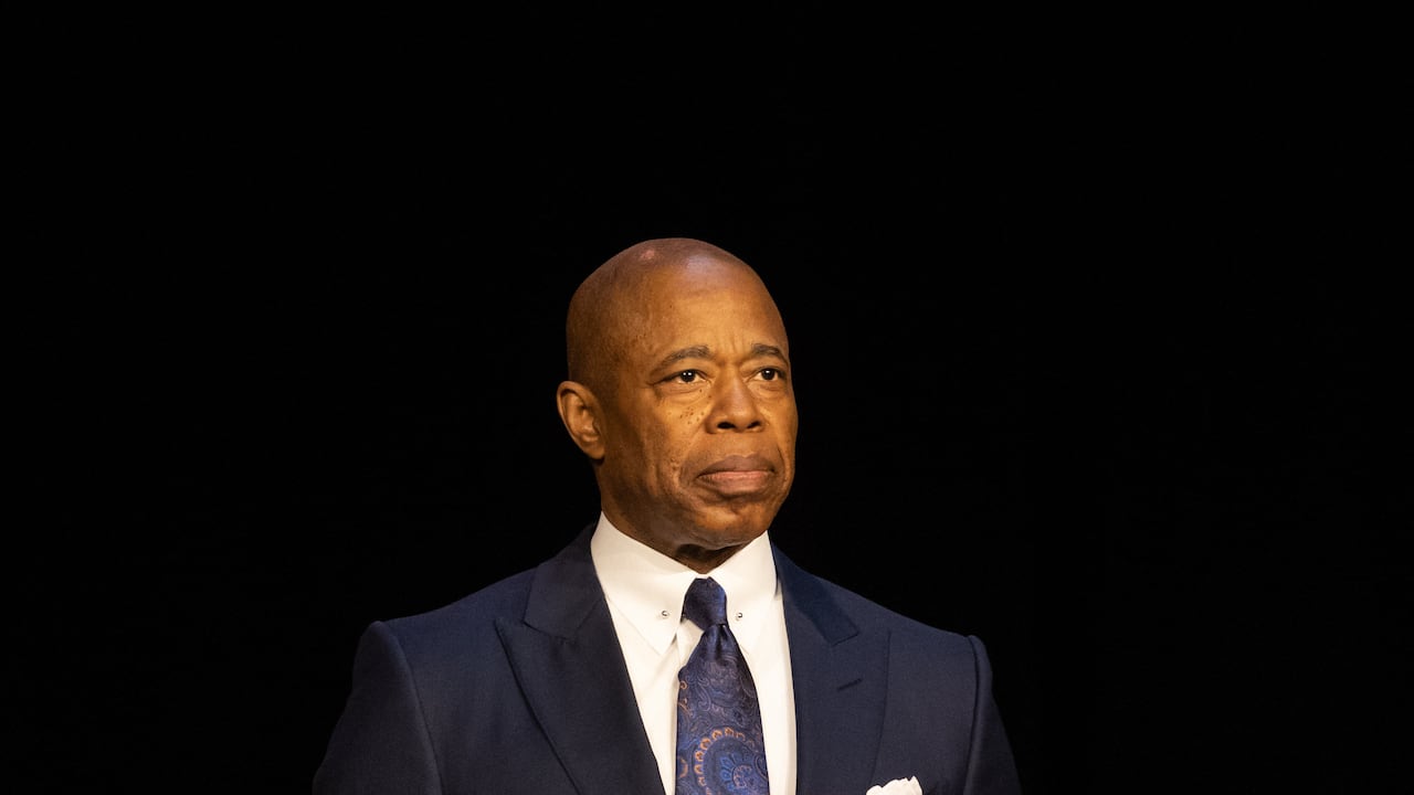 Eric Adams, alcalde de New York, sostiene que la ciudad sobrepaso la tasa poblacional y pide a los inmigrantes que se muevan a otros lugares.